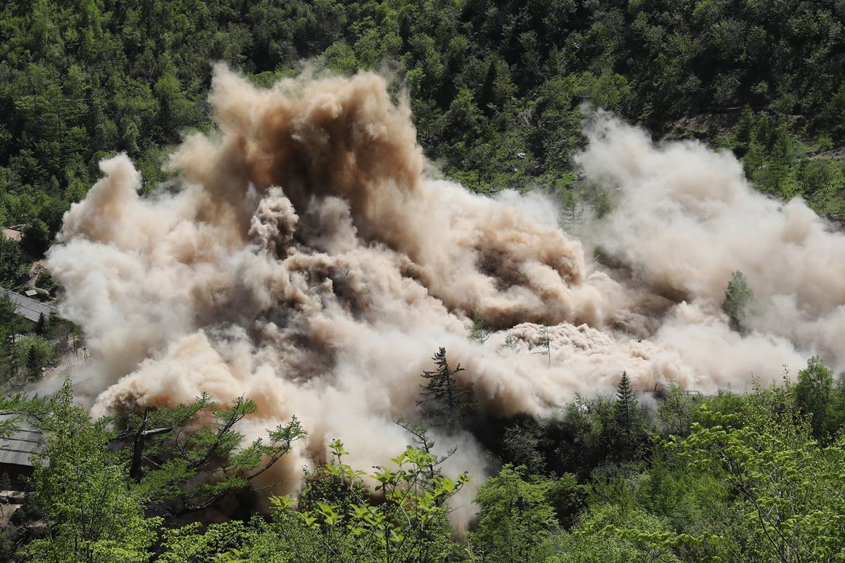 풍계리 핵실험장 지휘소 폭파.jpg