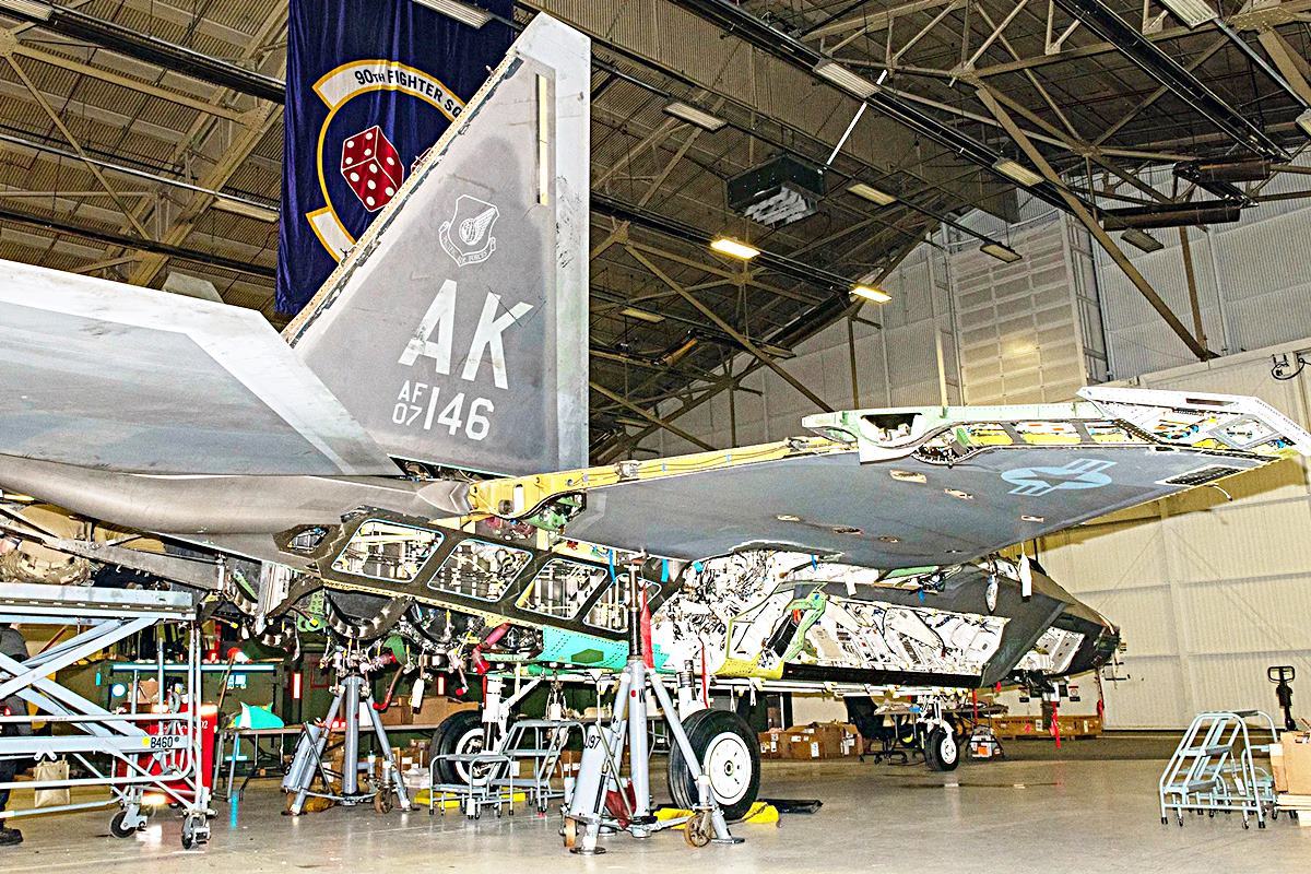 업그레이드를 진행 중인 F-22.jpg