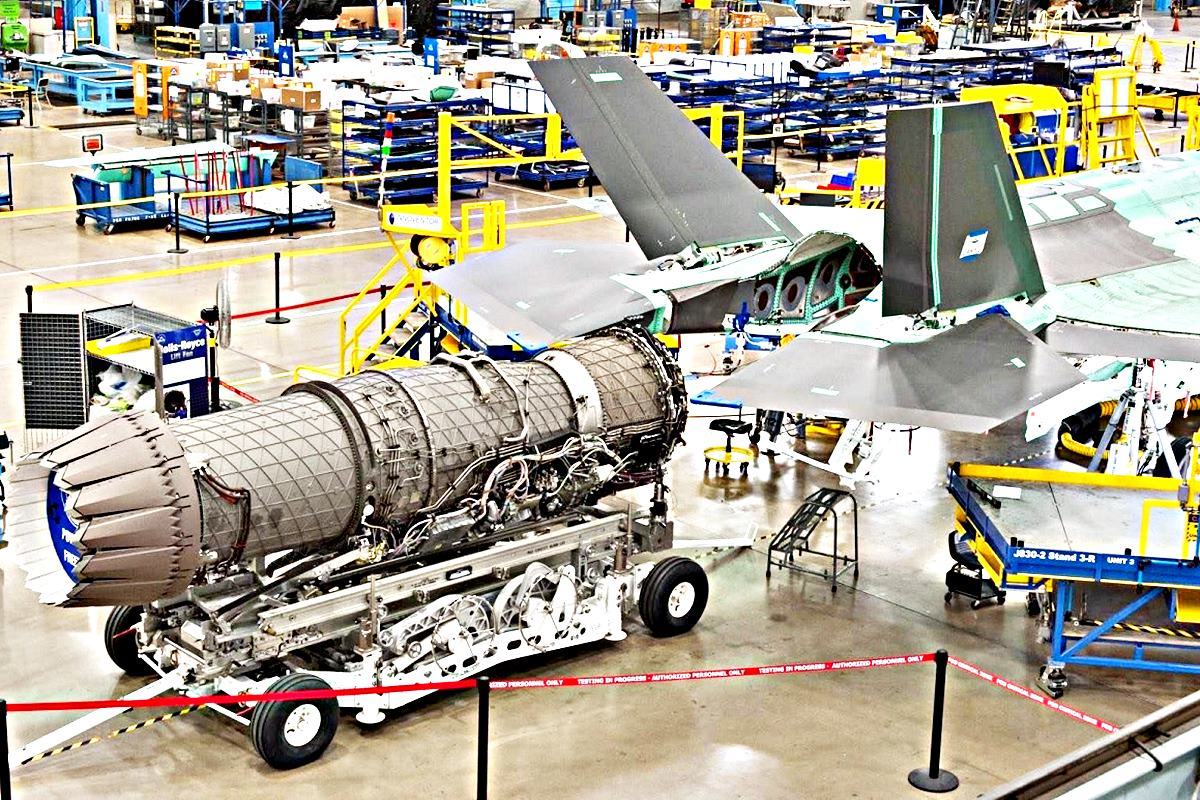 F-35 엔진을 장착하는 장면 The Aviation Geek Club.jpg