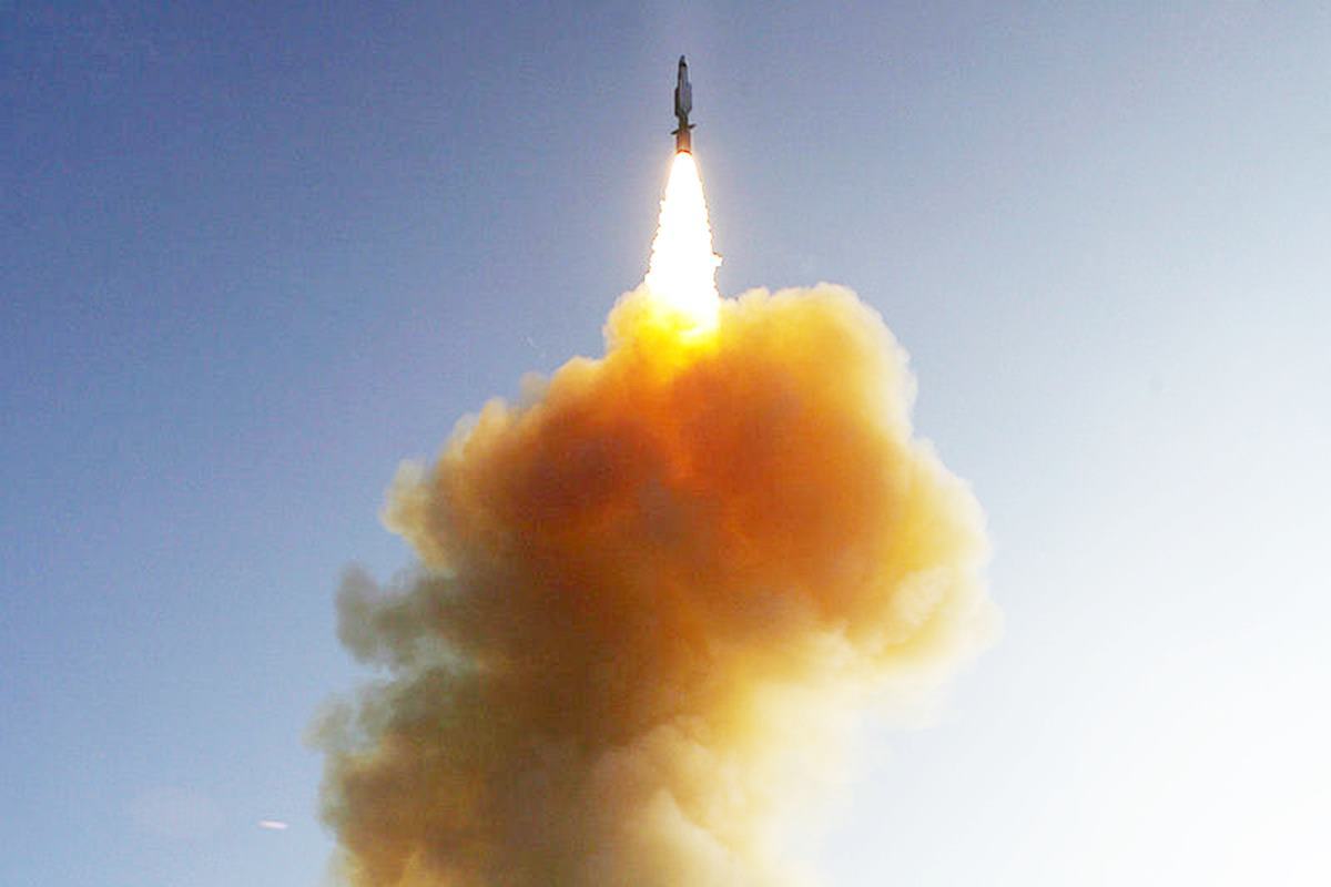 자국 고장 위성에 SM-3을 발사하는 타이콘데로가급 이지스 순양함 위키피디아.jpg