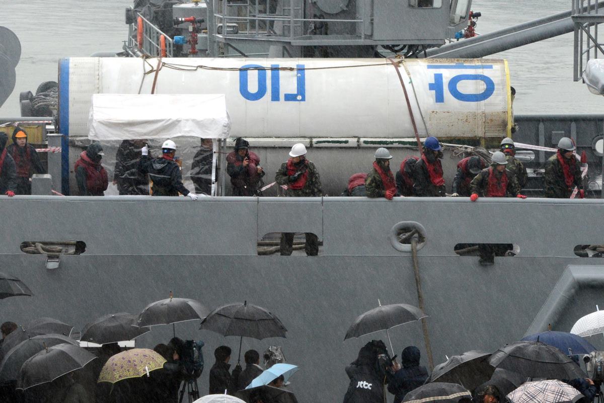 인양된 은하 3호 경향신문.jpg