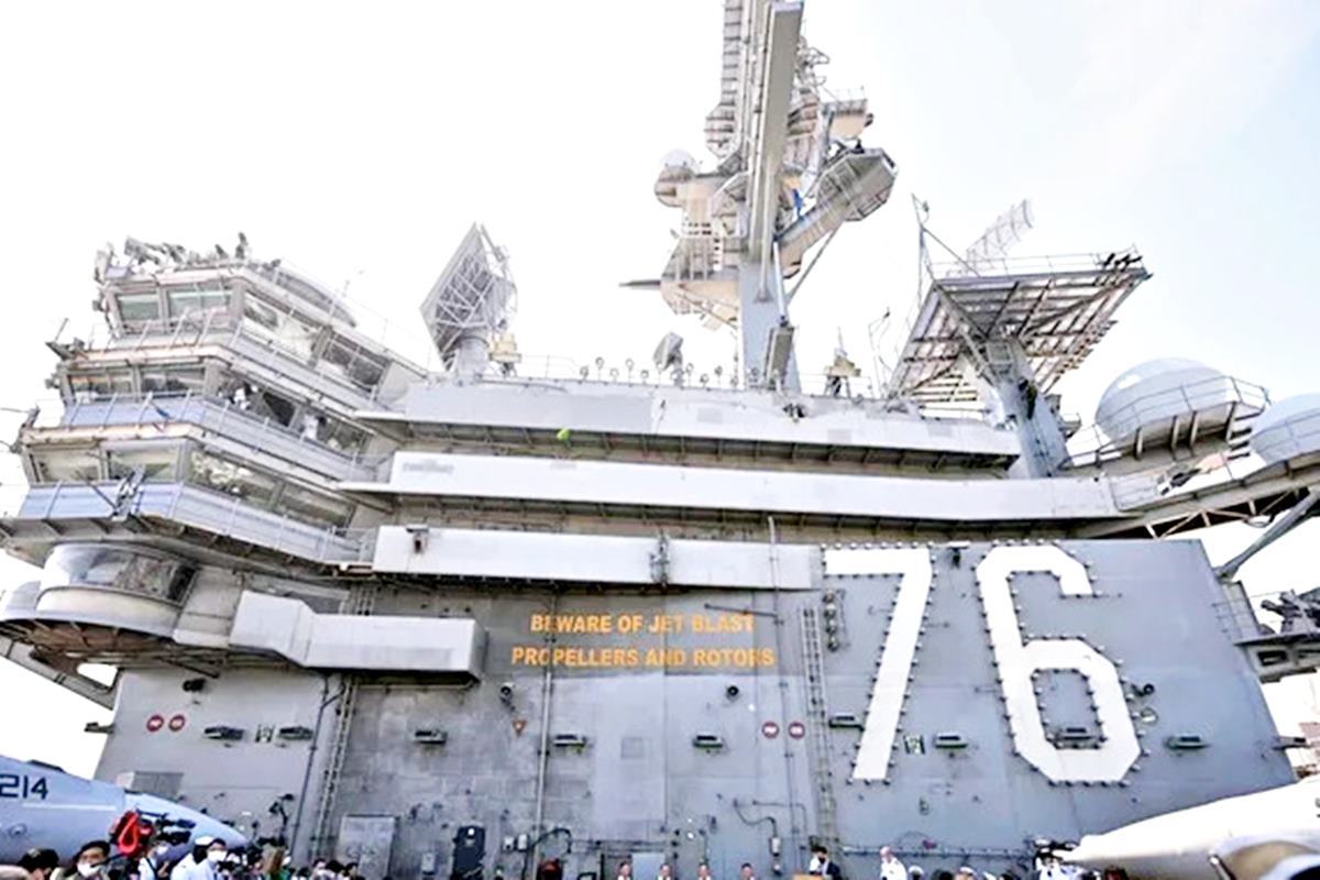 로널드 레이건호 부산 입항.jpg