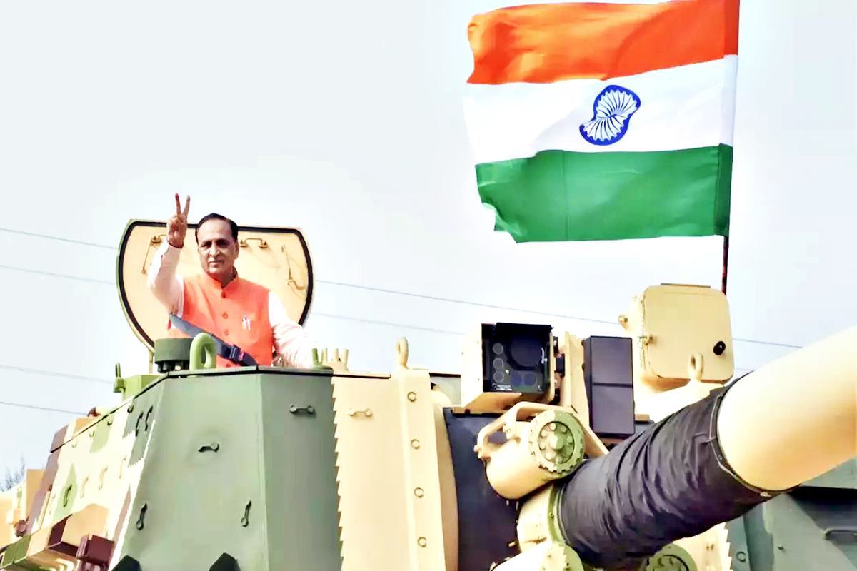 K-9에 탄 인도 국회의원 The Economic Times.jpg