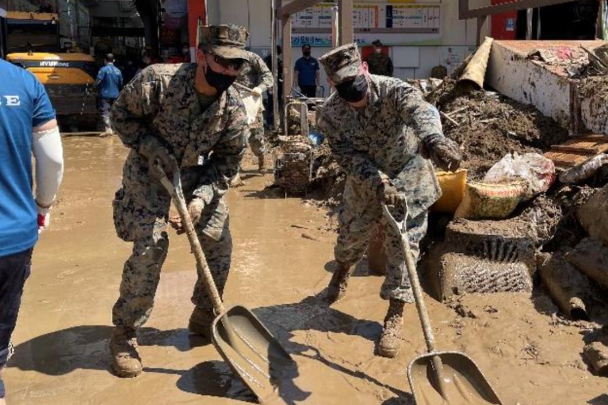 주한미군 페이스북 페이지 캡쳐 수해 복구 작업 중인 미군들.jpg