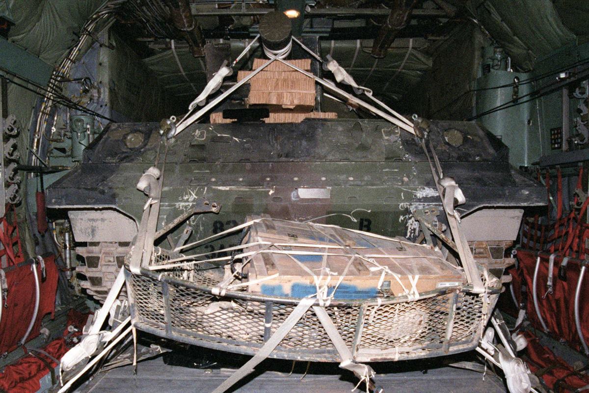 C-130으로 공수가 가능한 미국 M551 셰리든 전차 주제와 무관한 사진 유용원의 군사세계.jpg