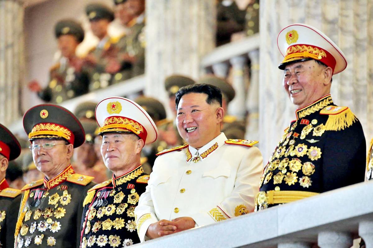 김정은과 장성들 The Japan Times.jpg