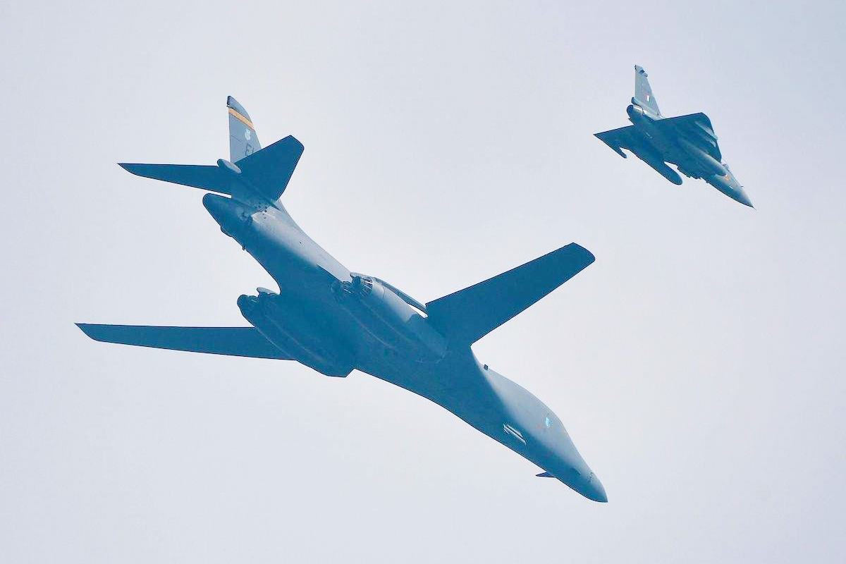 테자스와 비행하는 B-1B.jpg