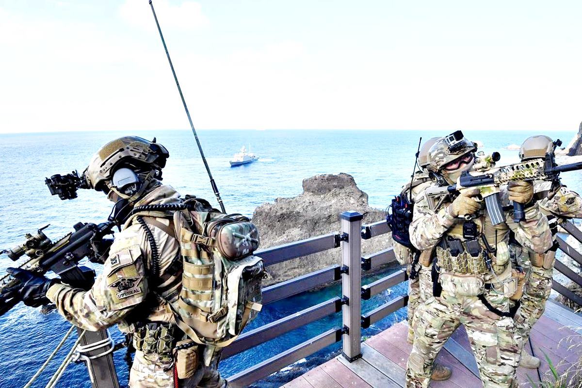 독도방어훈련을 진행 중인 UDT 대원들 뉴스1.jpg