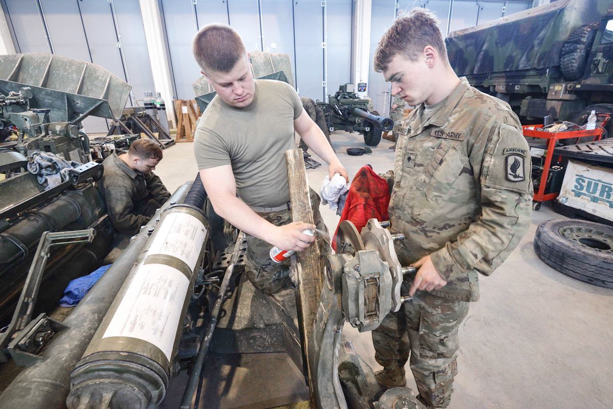 M777을 정비하는 미군 사진 출처 = '미 국방성'.jpg