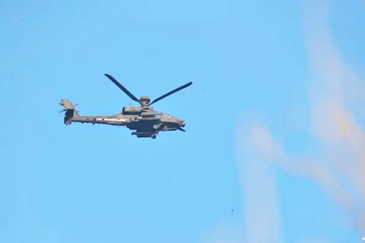 무인기를 격추하기 위해 출동한 아파치 헬기 동아일보.jpg