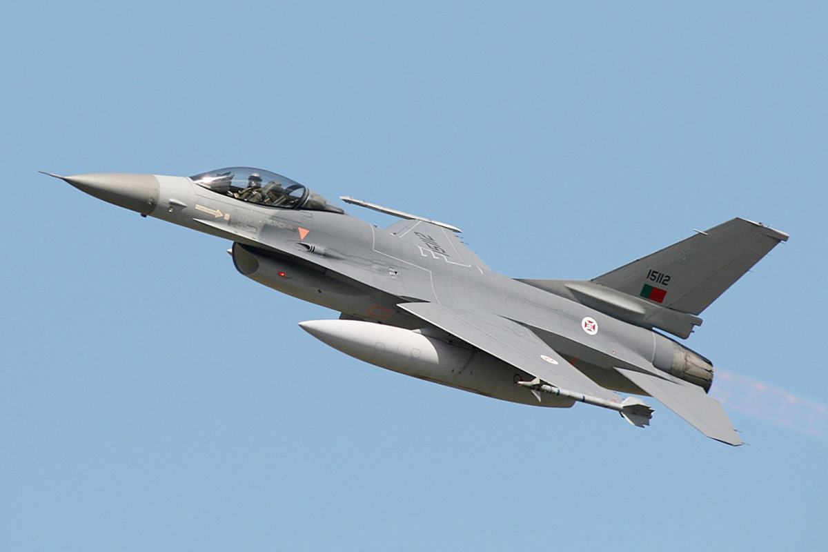 포르투갈 공군의 F-16 전투기.jpg