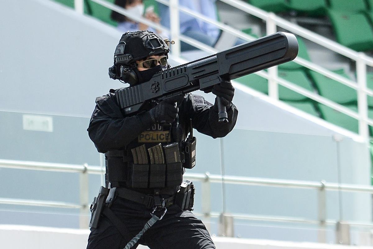 경찰에서 사용하는 안티 드론건.jpg