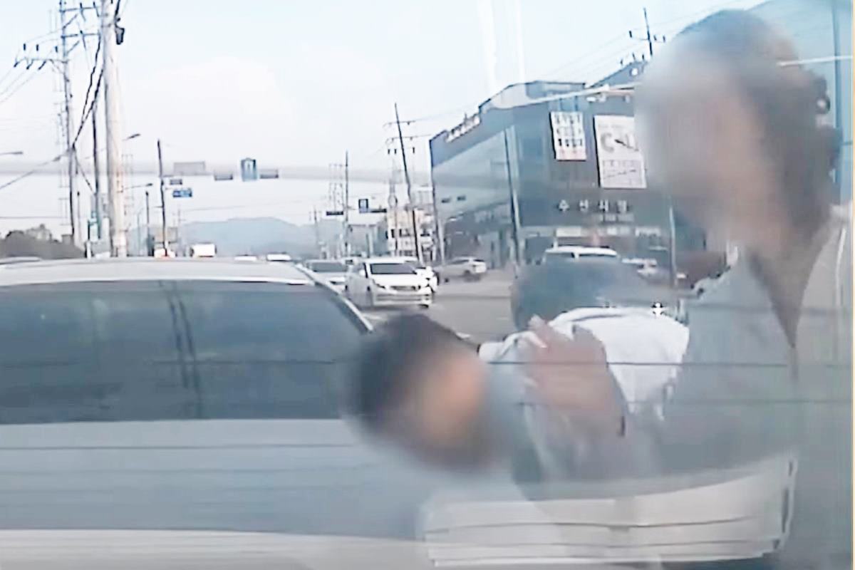 사고 상황을 살펴보고 있는 제보자와 렉서스 차주 사진 출처 = 유튜브 채널 '한문철TV''.jpg