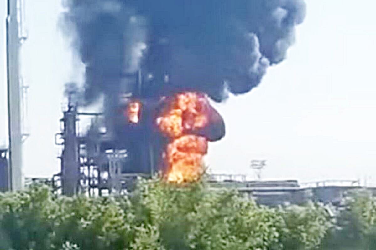 우크라이나 드론의 공격을 받은 러시아 정유소.jpg