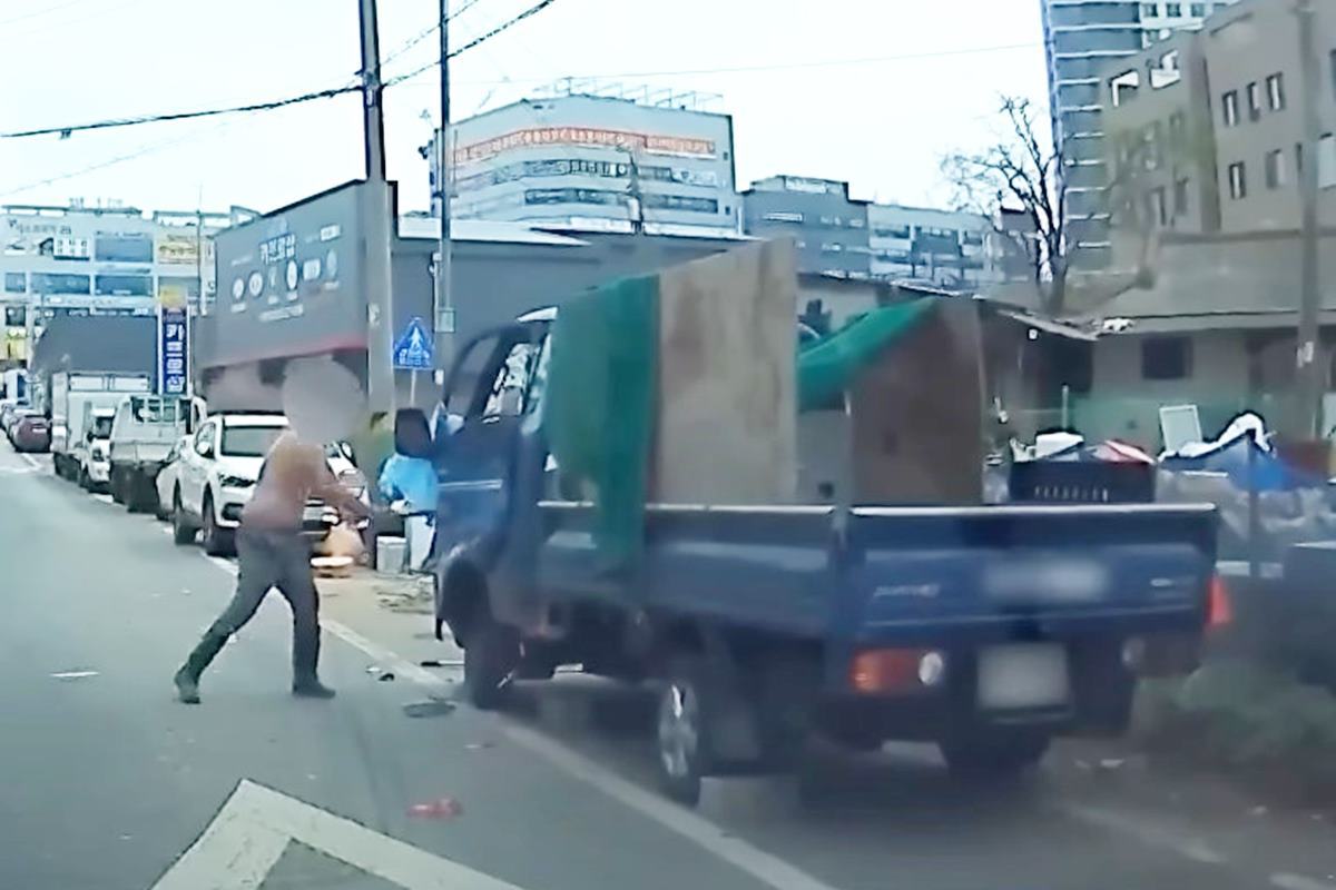 차를 부수고 있는 사람 사진 출처 = 유튜브 채널 '한문철TV'.jpg