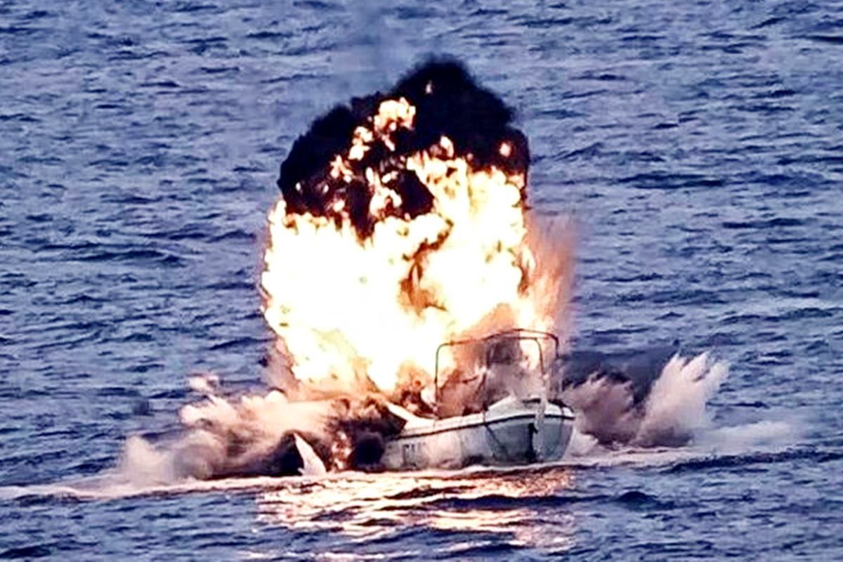 폭파하는 소말리아 해적선.jpg