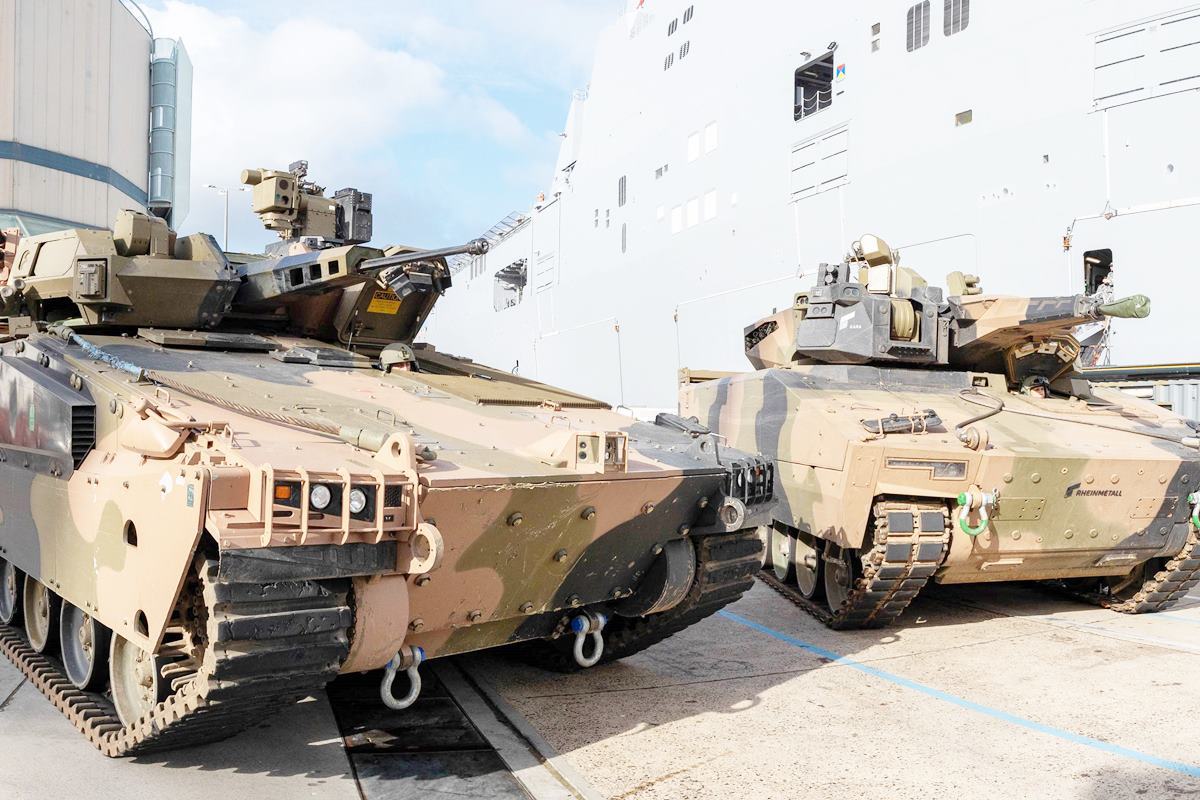 한화디팬스 레드백 장갑차.jpg