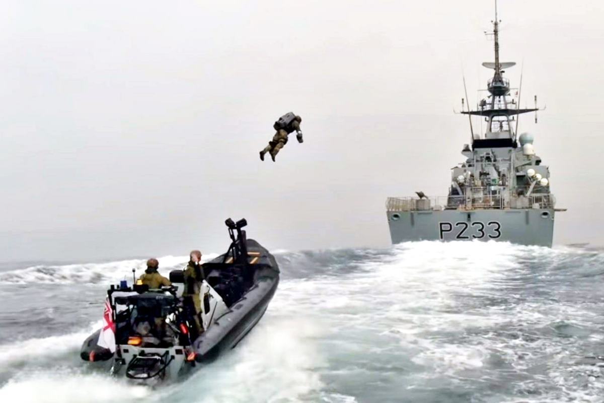 선박으로 탑승 중인 해병대원 Gravity Industries.jpg