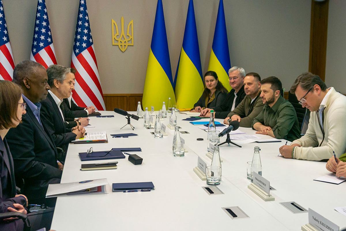 우크라이나에 무기 지원 승인하는 미국.jpg