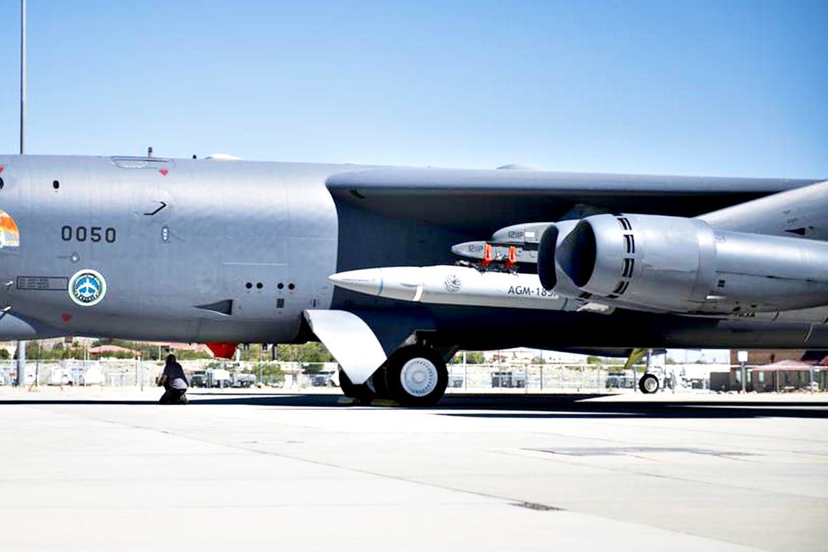 B-52H에 탑재된 미국의 극초음속미사일 Defense News.jpg