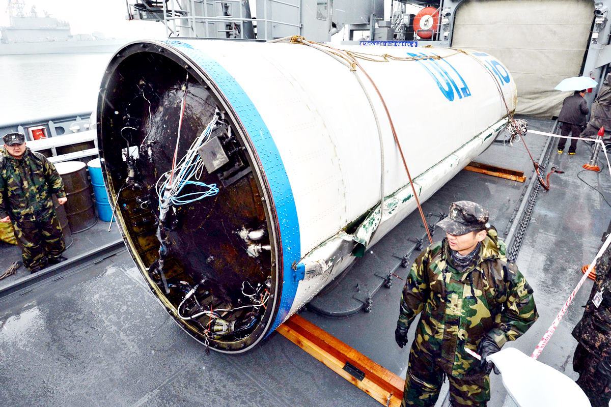 군에서 인양한 은하3호 경향신문.jpg