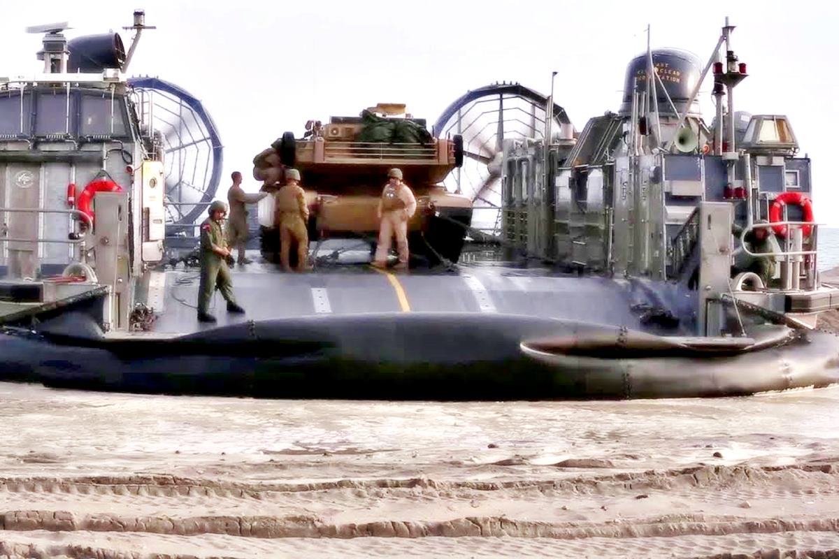 전차를 상륙시키는 미해군의 공기부양정 Youtube AirSource Military.jpg