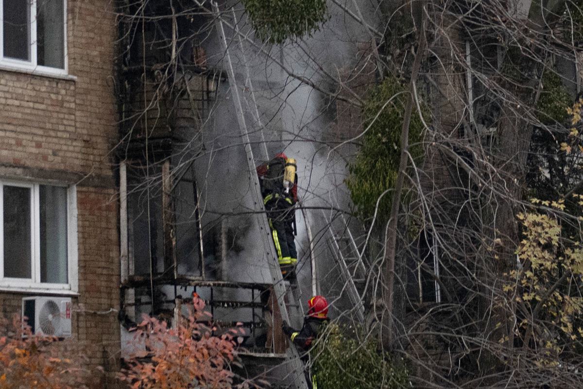 미사일로 인한 화재를 진압하는 폴란드 소방관들 WeAreIowa.jpg