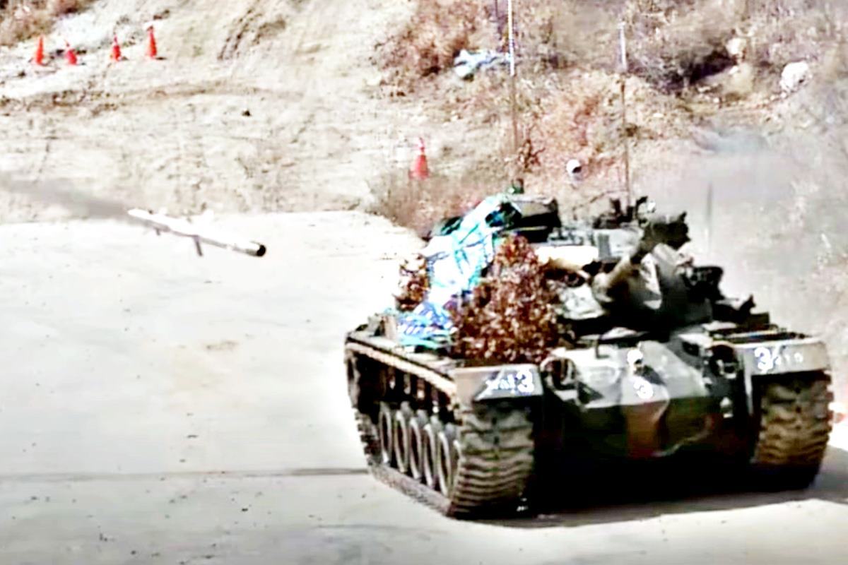 전차를 타격하는 천검 미사일 연합뉴스.jpg