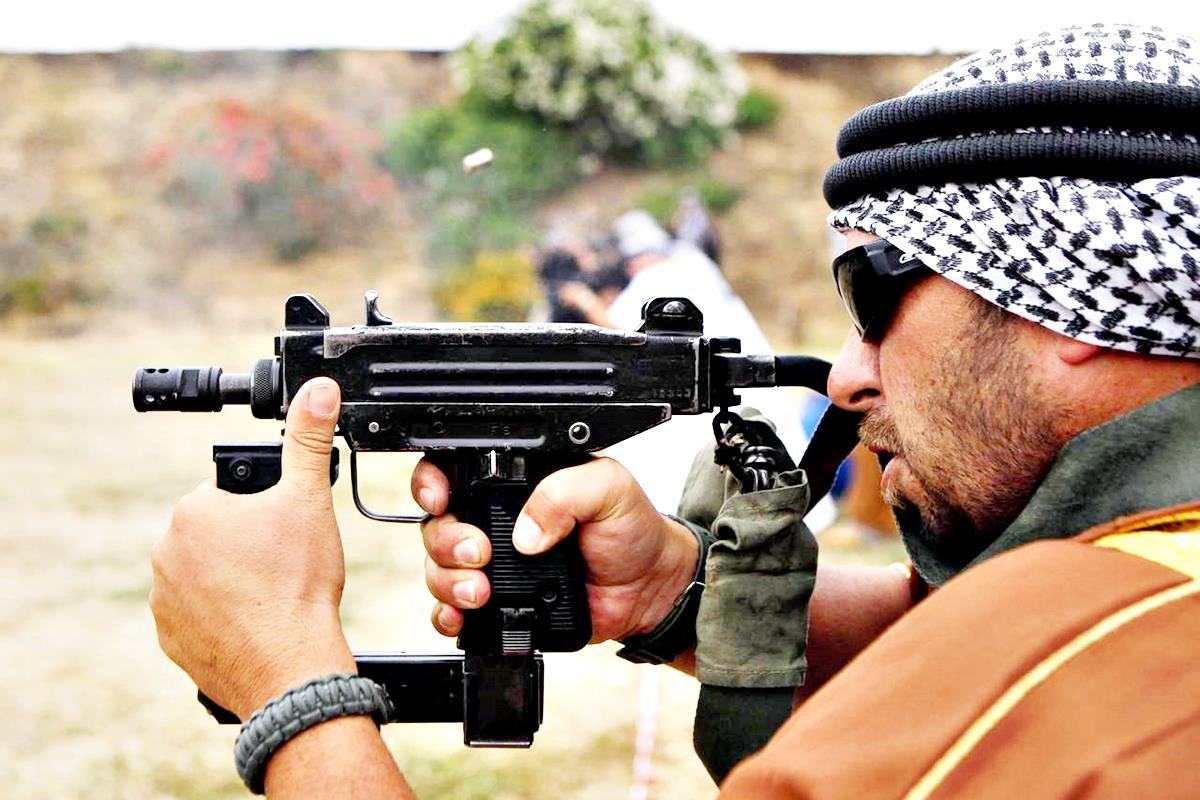 우지 기관총을 사용하는 이스라엘군 Wall Street Journal.jpg