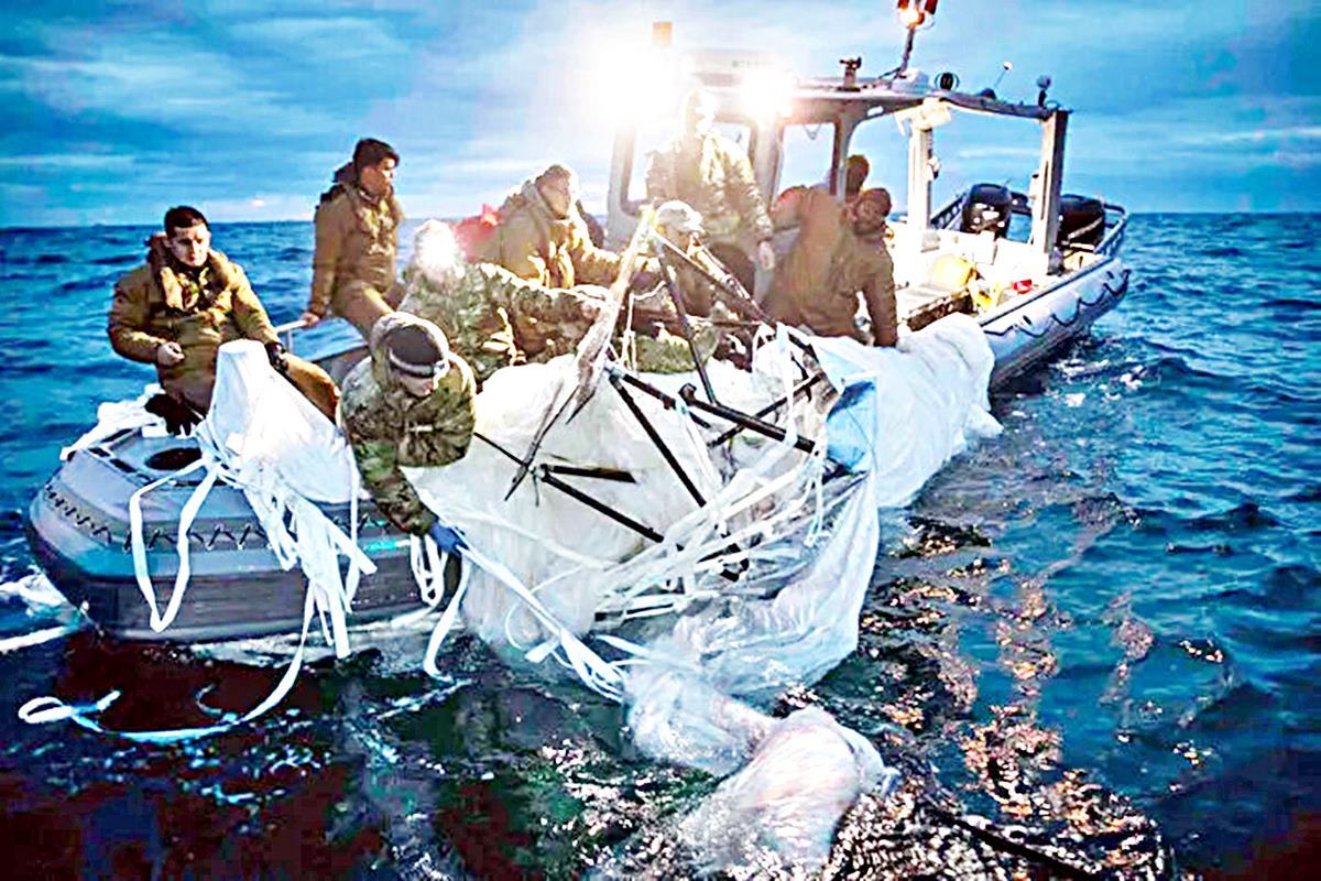 풍선을 건지고 있는 미해군 Intelligencer.jpg