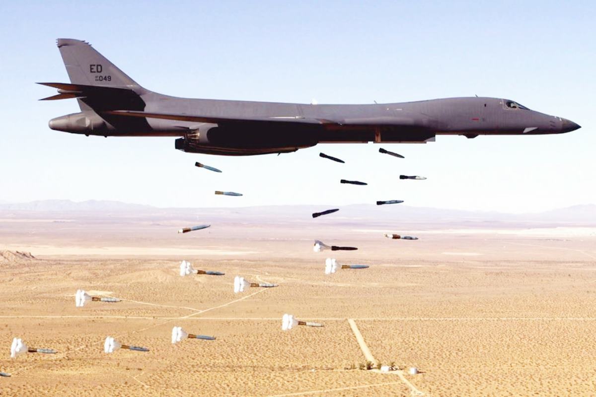 폭격 중인 B-1B 랜서.jpg