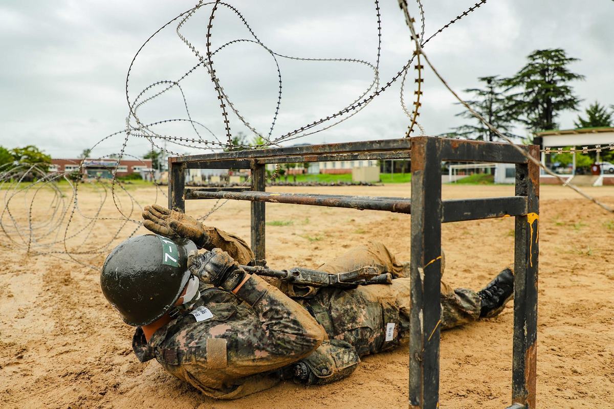 각개 전투 중인 육군 병사.jpg