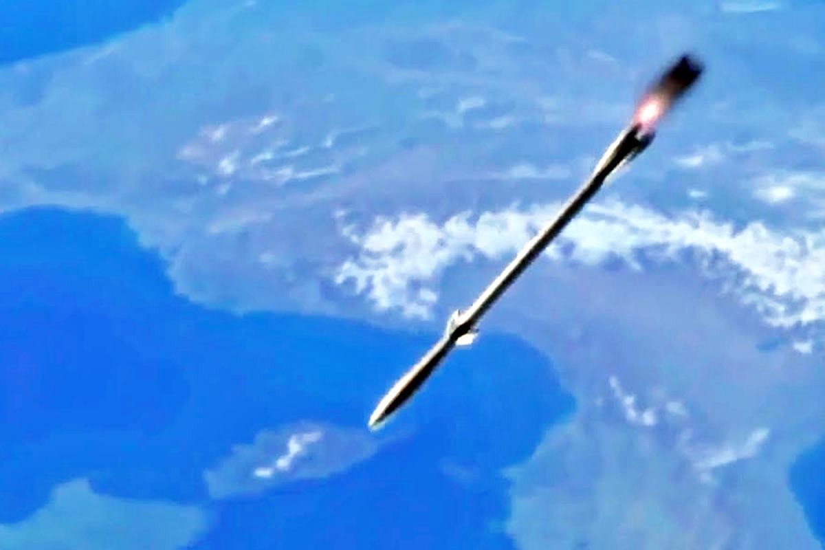 발사된 텅스텐 막대기 히스토리 채널.jpg