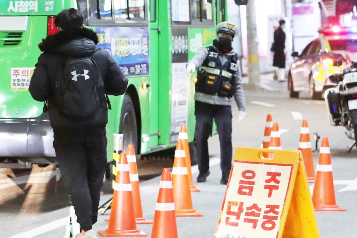 음주 단속을 하는 킥보드 사진 출처 = '뉴스1'.jpg