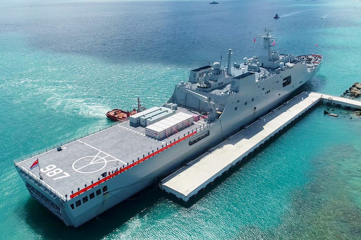 중국 해군 수송선 China Military.jpg