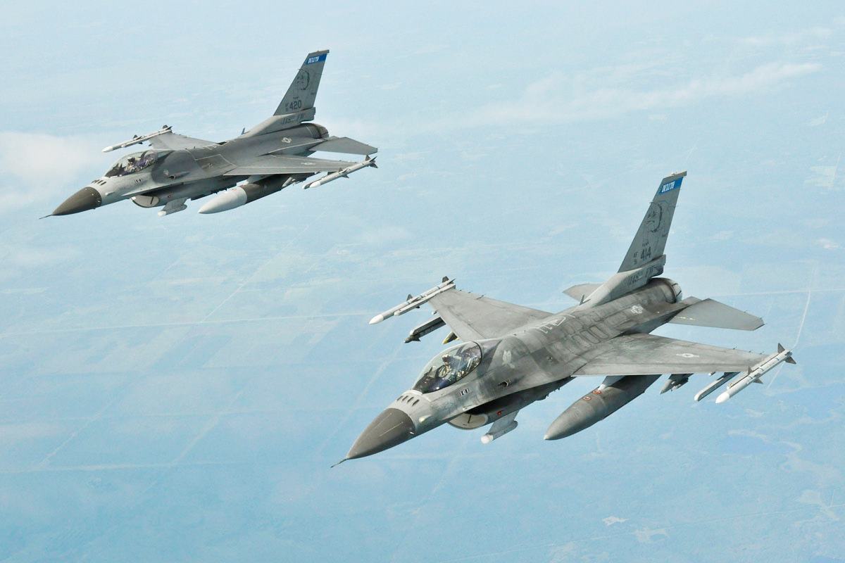 F-16 팔콘 Military.com.jpg