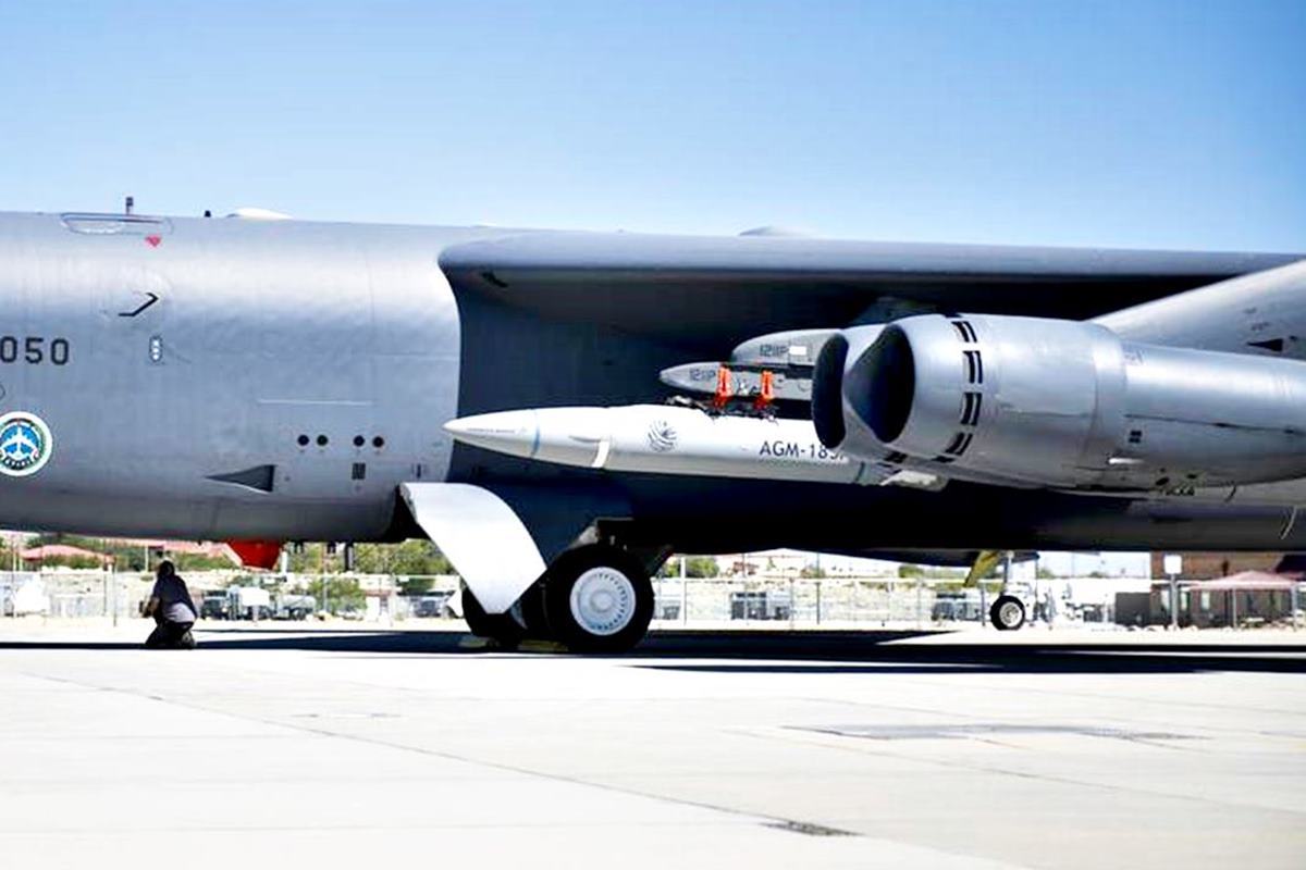 전투기에 탑재하는 극초음속미사일.jpg