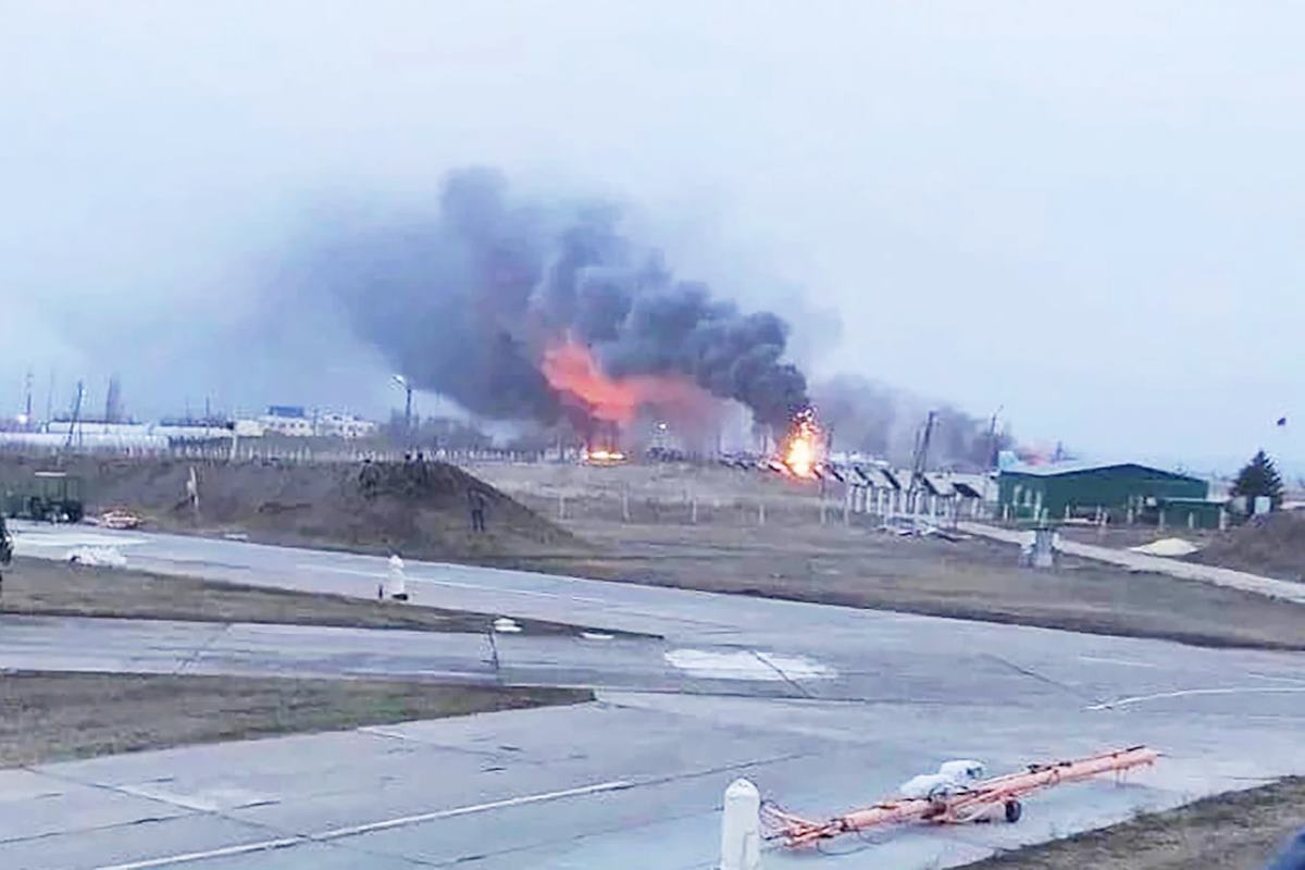 우크라이나의 공격을 받은 러시아 군공항.jpg