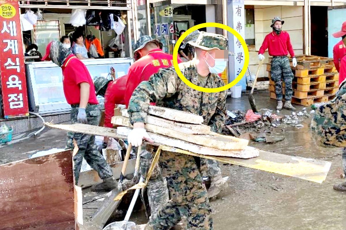 주한미군 페이스북 페이지 캡쳐 복구 작업에 한창인 미군.jpg