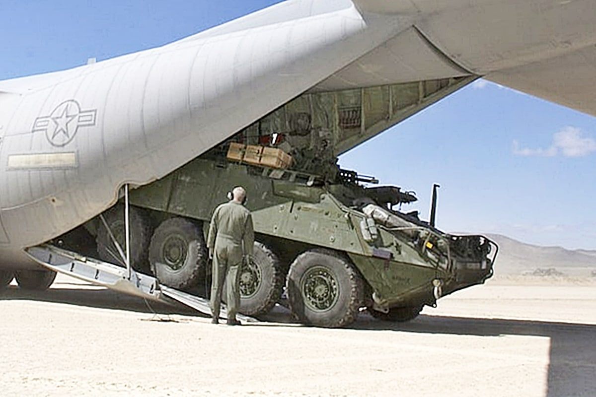 C130에 이송 중인 스트라이커.jpg