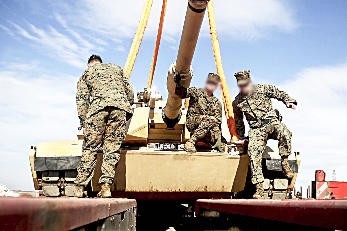 정비 중인 M-1 에이브람스 사진 출처 = '미 국방성'.jpg