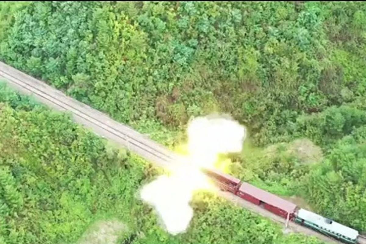 미사일을 발사하는 북한.jpg