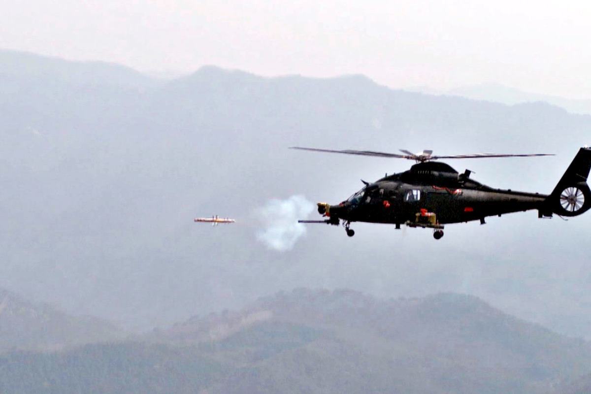 LAH에서 발사하는 천검 미사일 연합뉴스 TV.jpg