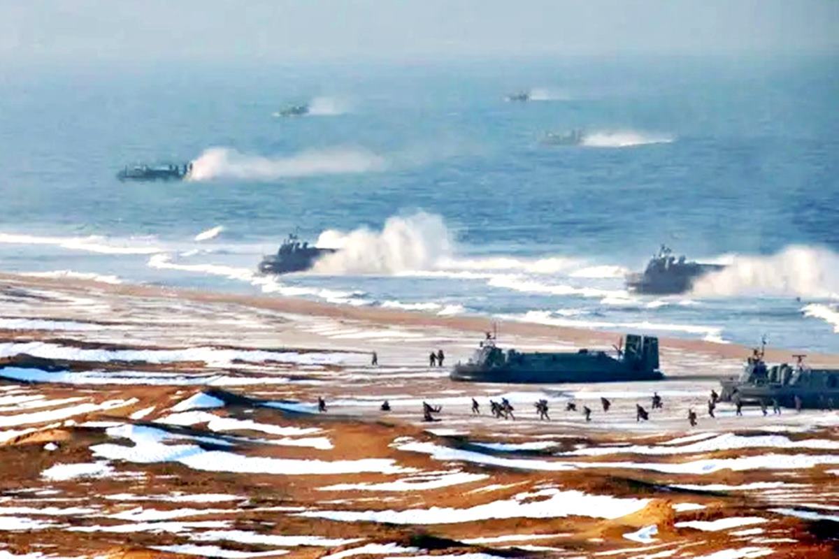 북한이 운용 중인 공기부양정 KCNA.jpg