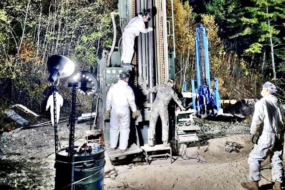 봉화 광산에서 구조 작업을 하는 시추대대 병사 국방부 2.jpg