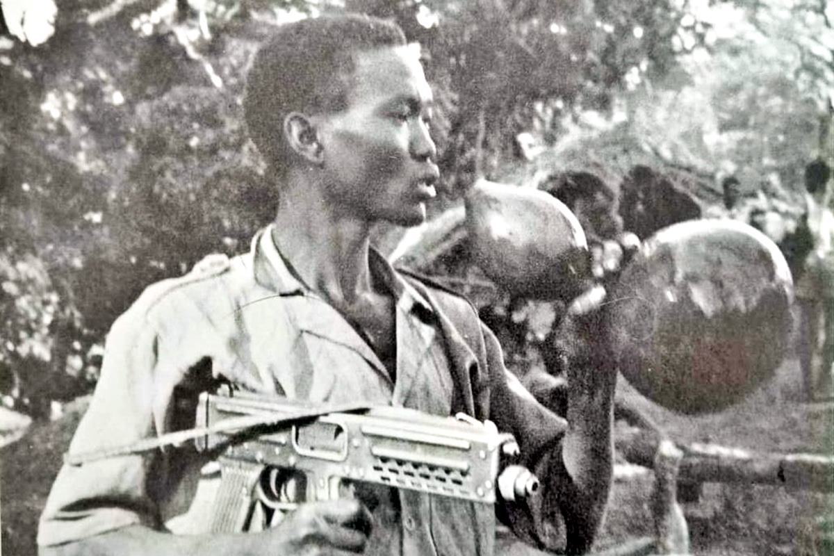 우지를 사용하는 반군.jpg