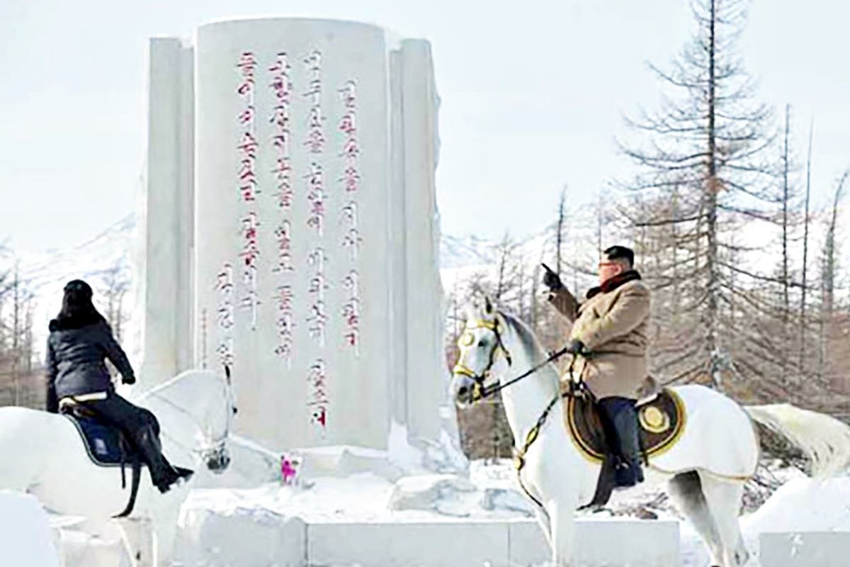 리설주와 백두산을 방문한 김정은.jpg
