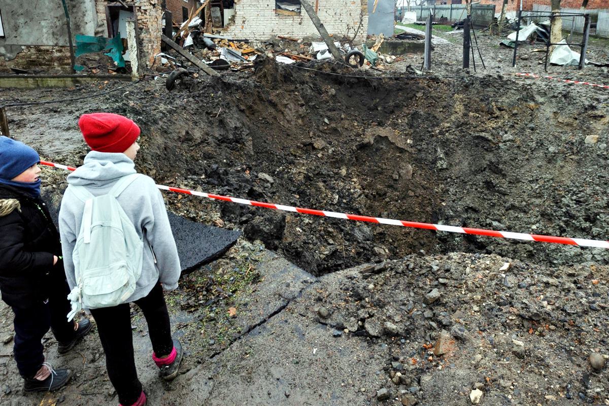 미사일이 떨어진 흔적 AI Jazeera.jpg