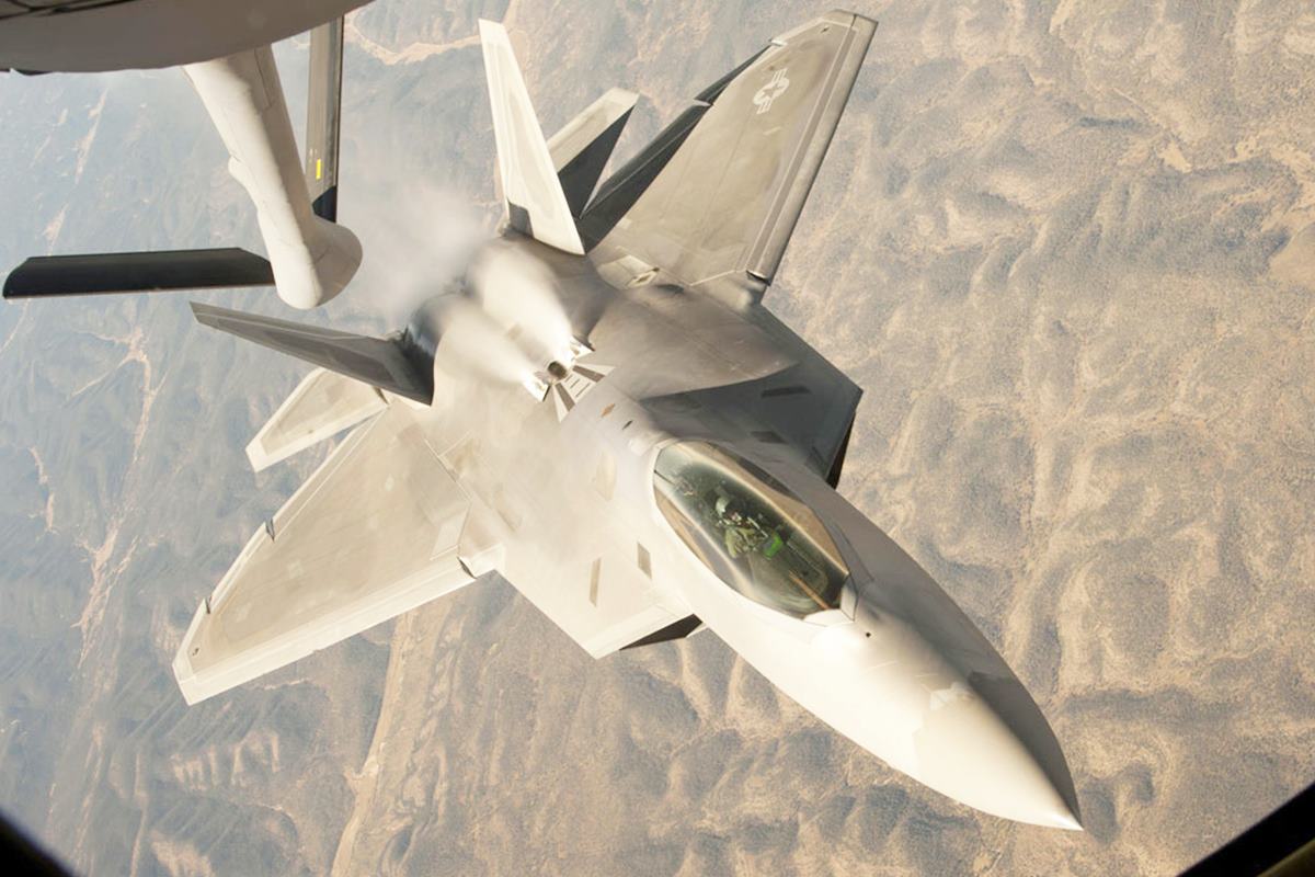 F-22 랩터 Military.com.jpg