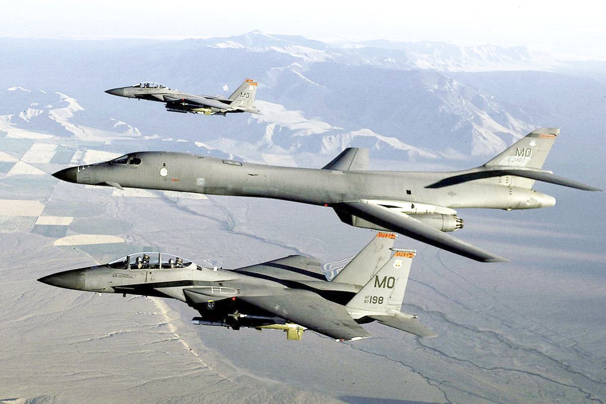 한반도에서 훈련 중인 B-1 랜서.jpg